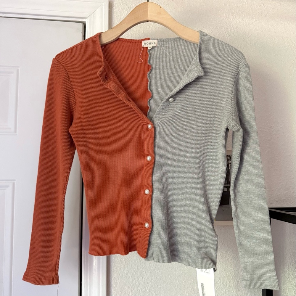 DONNI. Heather grey rust colorblock‎ patchwork waffle thermal shirt top